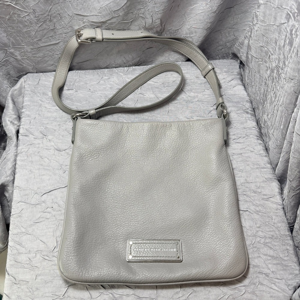Marc by Marc Jacobs Grey Pebbled Leather Crossbody Messenger Bag Logo Plaque - Picture 1 of 8